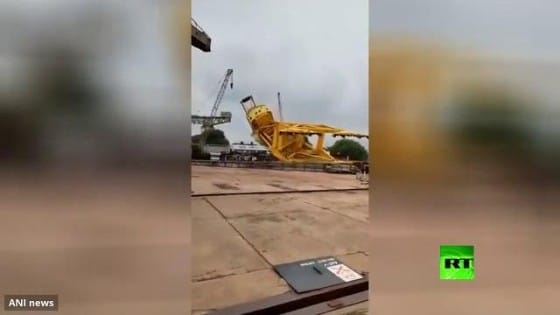 شاهد .. مصرع واصابة 16 عامل بالهند اثر سقوط رافعة بشركة سفن