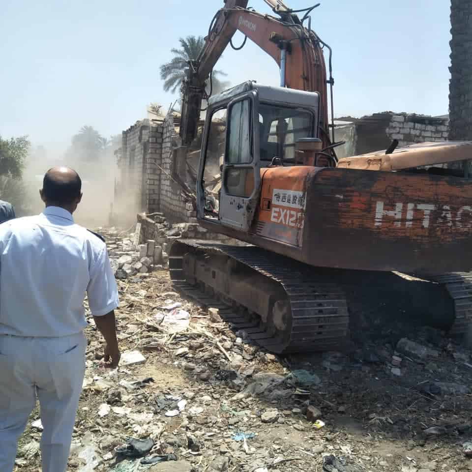 لاسترداد أراضى الدولة..رى الجيزة يزيل 11 حالة تعد على ترعة البليدة بالعياط