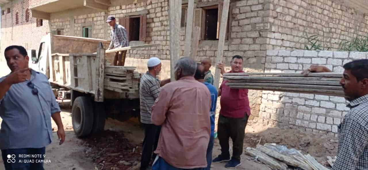 ايقاف حالتى بناء مخالفة وازالة سور بمركز الصف ومصادرة المعدات