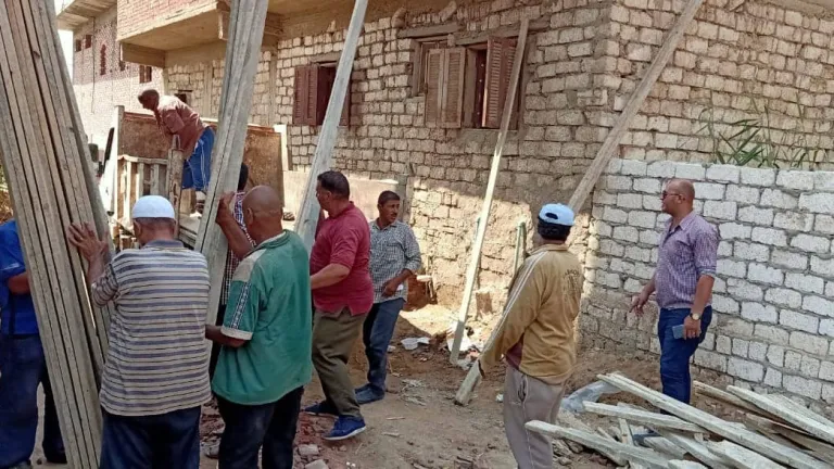 ايقاف حالتى بناء مخالفة وازالة سور بمركز الصف ومصادرة المعدات