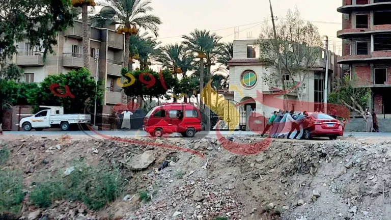 بالصور .. اصطدام سيارة ملاكى بعمود إنارة بالمريوطية قبل كوبرى مرور سقارة بالبدرشين