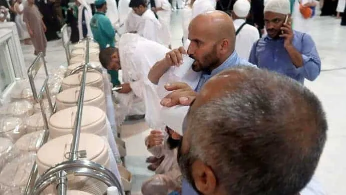 زمزم لما شُرب له .. تعرف علي طريقة معالجة الأمراض بمائه