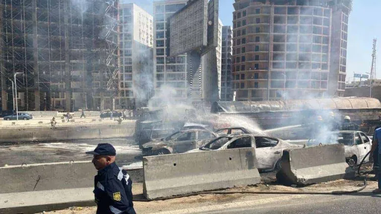بالصور .. القصة الكاملة لحادث تصادم دائرى المعادى .. تفحم 7سيارات جراء الاشتعال وإصابة فردين