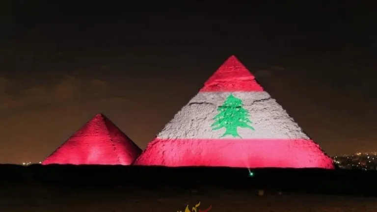 تضامناً مع لبنان .. إضاءة الأهرامات بالعلم اللبناني