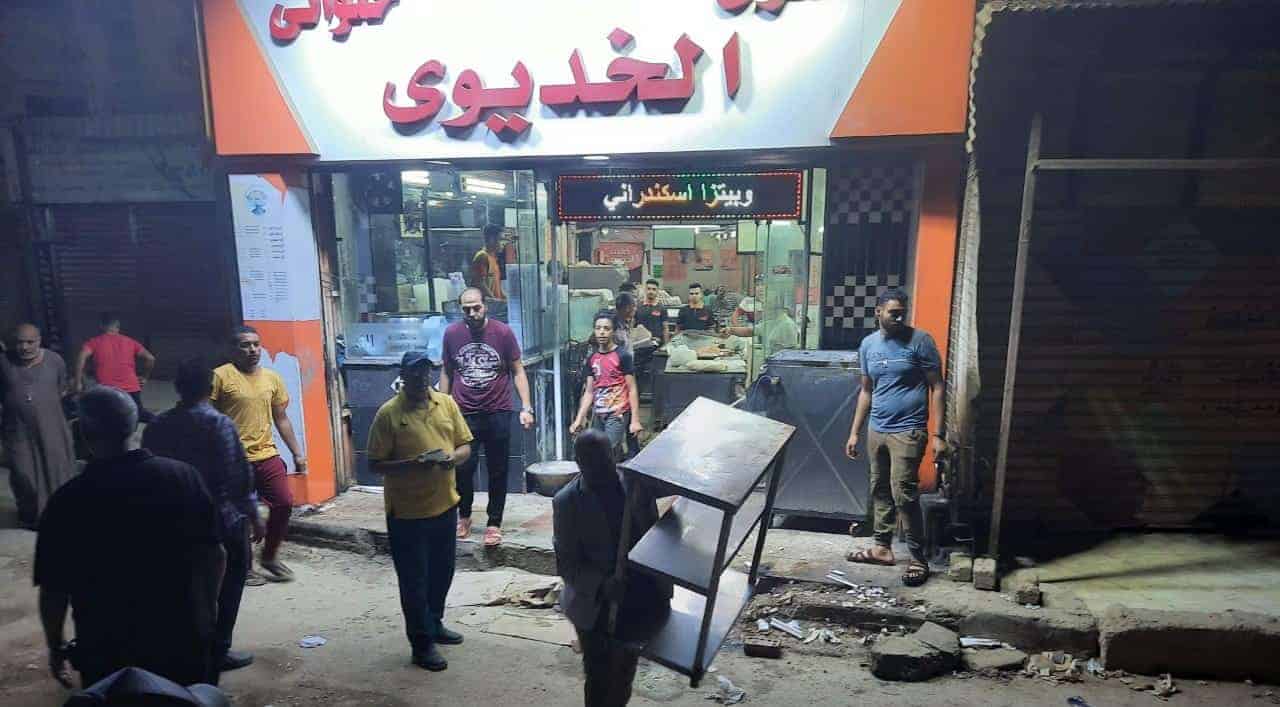 شاهد بالصور .. مصادرة محتويات 15 مقهى ومحل "كشرى الخديوى" بالحوامدية