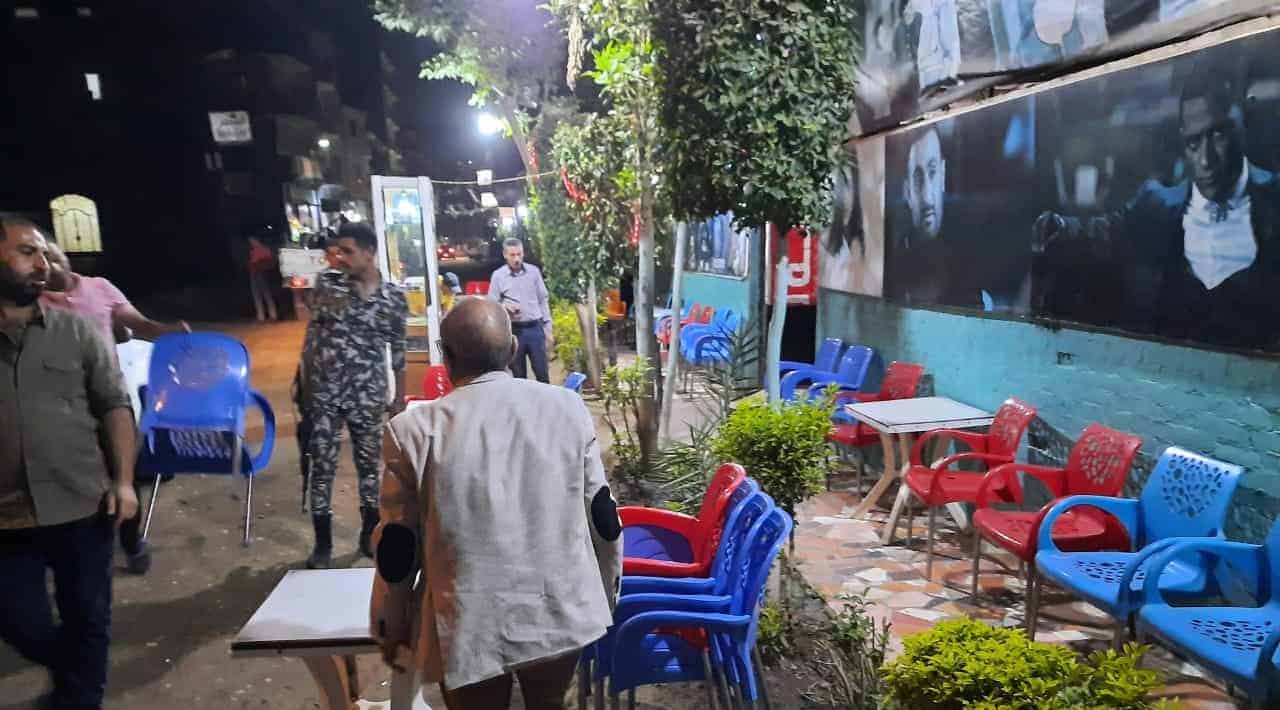 شاهد بالصور .. مصادرة محتويات 15 مقهى ومحل "كشرى الخديوى" بالحوامدية