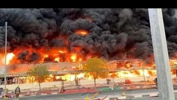 شاهد بالفيديو .. حريق هائل يلتهم سوق عجمان وألسنة اللهب ترتفع إلى عنان السماء بالإمارات