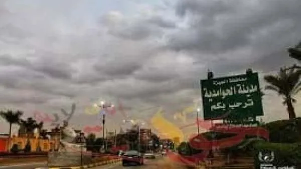 تذمر بين عمال وموظفى مجلس مدينة الحوامدية .. عمال النظافة يحملون القمامة على اكتفهم بسبب امتناع السائقين عن العمل .. والسبب!!