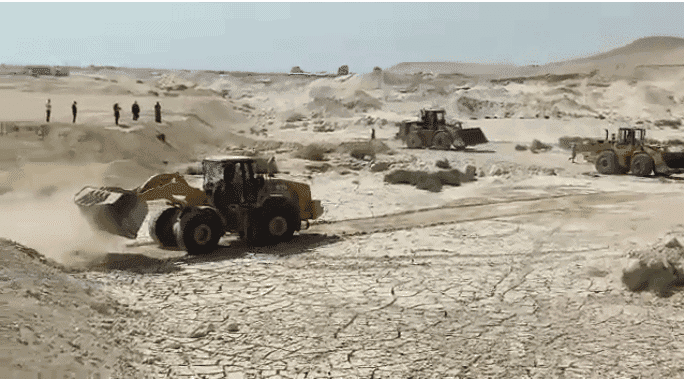 بحضور الشهابى وعبدالله وقيادات وزارة الرى رفع التراكمات من حوض ترسيب مخر سيل الديسمى بجبل الصف