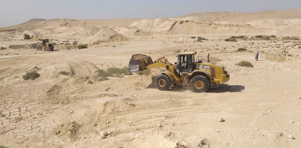 بحضور الشهابى وعبدالله وقيادات وزارة الرى رفع التراكمات من حوض ترسيب مخر سيل الديسمى بجبل الصف