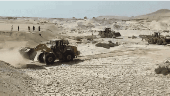 بحضور الشهابى وعبدالله وقيادات وزارة الرى رفع التراكمات من حوض ترسيب مخر سيل الديسمى بجبل الصف