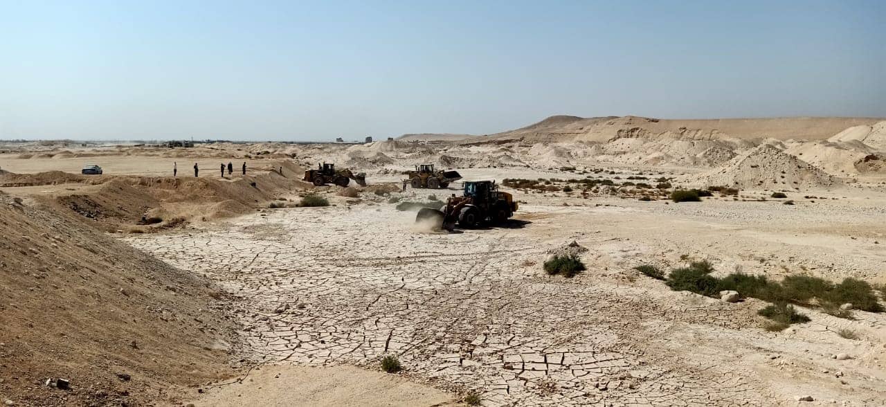 بحضور الشهابى وعبدالله وقيادات وزارة الرى رفع التراكمات من حوض ترسيب مخر سيل الديسمى بجبل الصف