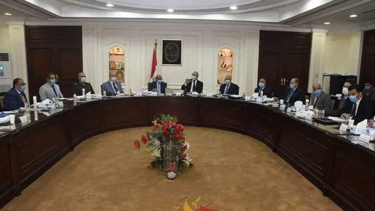 لضبط العمران بالقاهرة والجيزة والإسكندرية .. اجتماع موسع لوزيرى الإسكان والتنمية المحلية  و3 محافظين