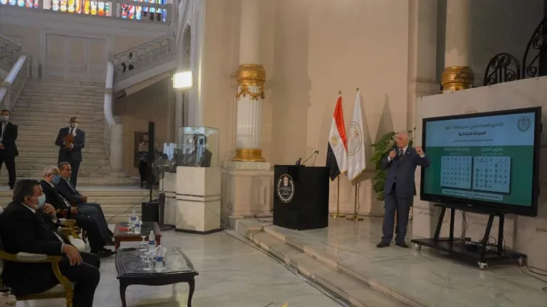 شوقى : إضافة مادتى "القيم واحترام الأخر  معا نبني" .. "بناء الشخصية الوطنية" إلى مناهج التعليم
