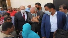 خلال جولته المفاجئة بكرداسة لمتابعة طلبات التصالح .. محافظ الجيزة يتحاور مع المواطنين ويأمر بعلاج سيدة تعانى من بعض الأمراض