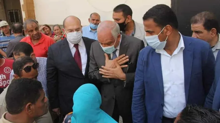 خلال جولته المفاجئة بكرداسة لمتابعة طلبات التصالح .. محافظ الجيزة يتحاور مع المواطنين ويأمر بعلاج سيدة تعانى من بعض الأمراض
