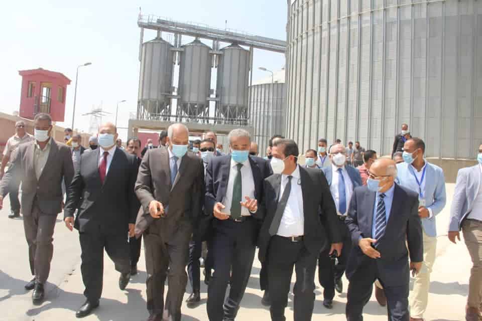 شاهد بالصور .. وزير التموين ومحافظ الجيزة يتفقدان صومعة بني سلامة بمنشأة القناطر