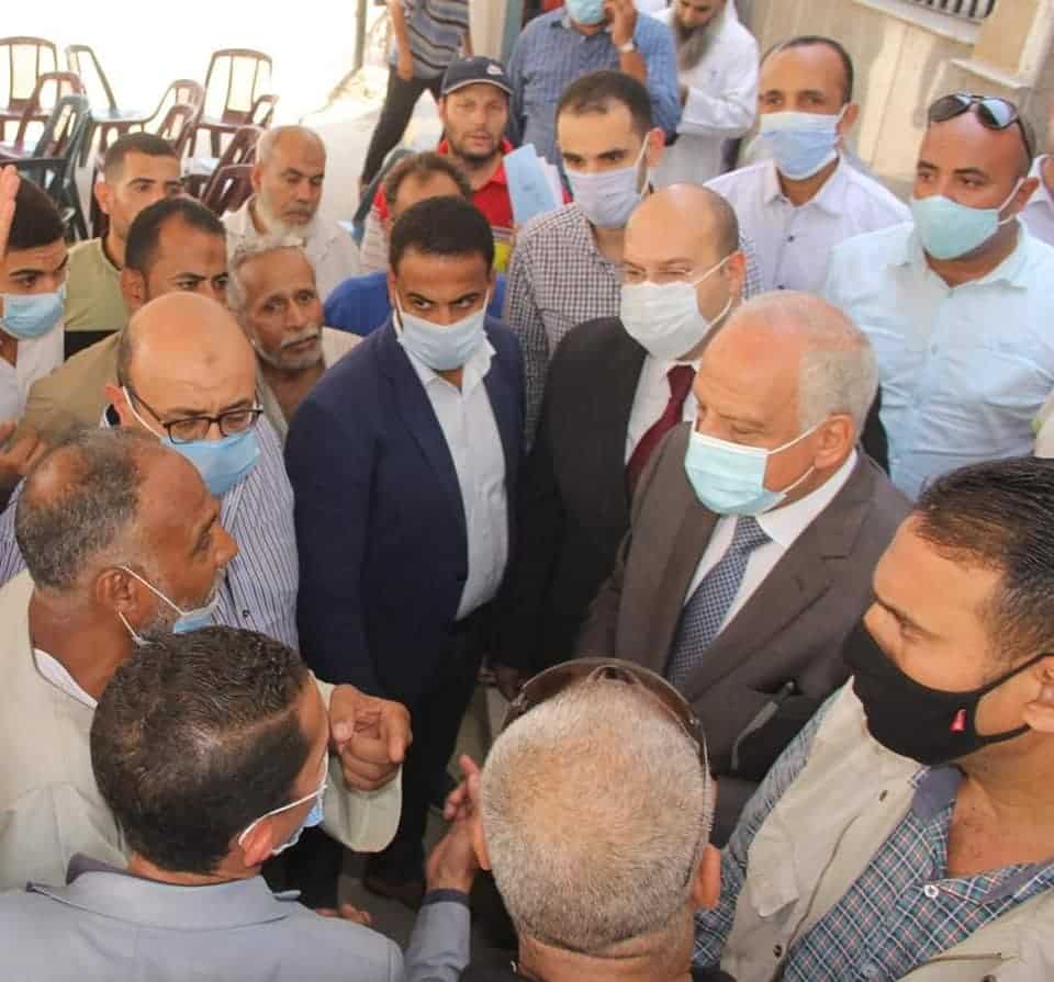 خلال جولته المفاجئة بكرداسة لمتابعة طلبات التصالح .. محافظ الجيزة يتحاور مع المواطنين ويأمر بعلاج سيدة تعانى من بعض الأمراض