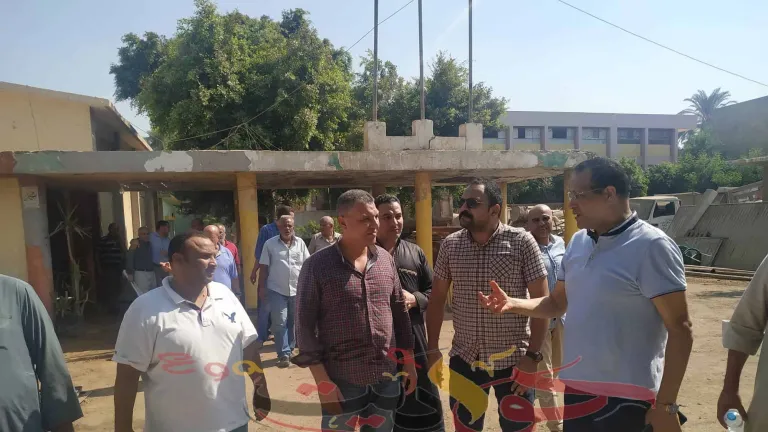 شاهد بالصور .. لجنة لاستلام مشروع الصرف الصحى بالمنوات برفقة إدريس وفؤاد
