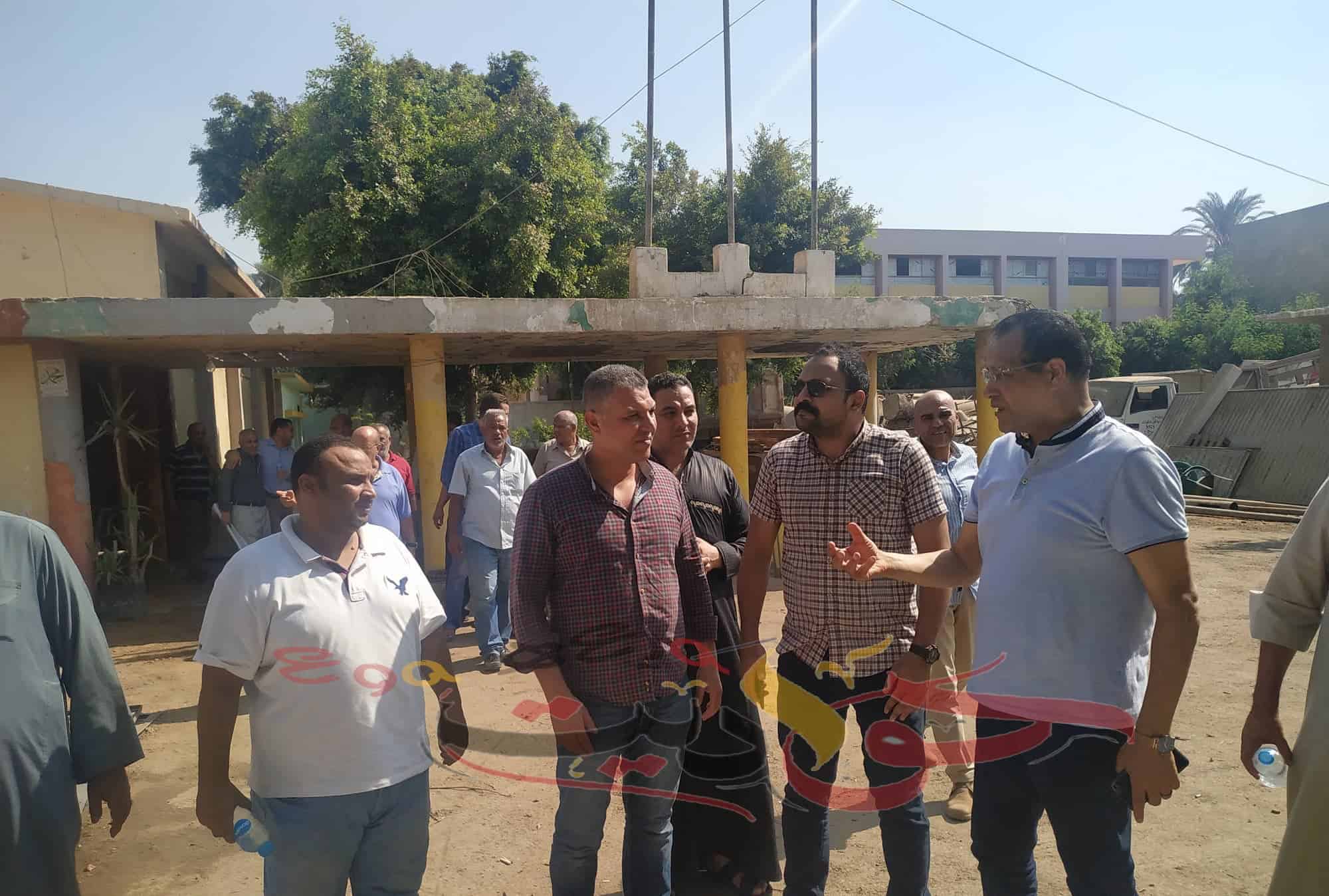 شاهد بالصور .. لجنة لاستلام مشروع الصرف الصحى بالمنوات برفقة إدريس وفؤاد