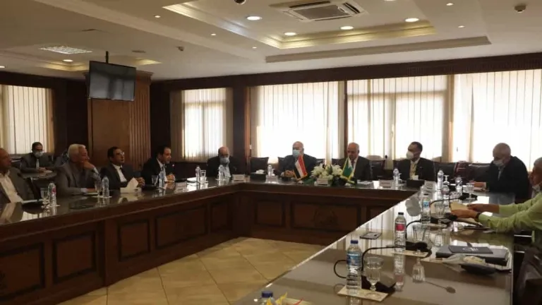 لهذه الأسباب .. محافظ الجيزة يلتقى بأصحاب مصانع الطوب بالصف وأطفيح