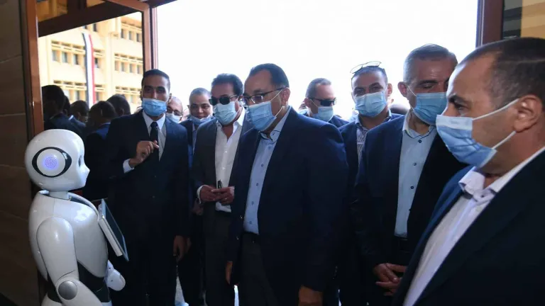 مدبولى يشاهد نماذج لروبوتات بكلية الذكاء الاصطناعي .. منها روبوت فرد أمن .. يتفقد المشروعات الخدمية والتنموية بمحافظة كفر الشيخ