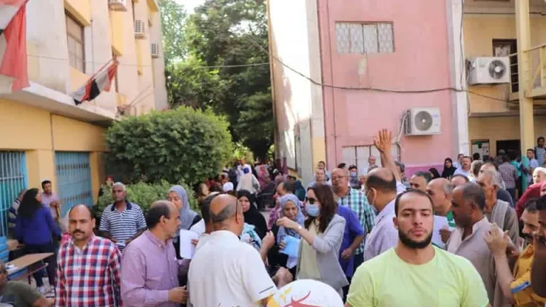 خلال جولتها بأحياء العمرانية والطالبية .. عبد الحليم ترد على استفسارات المواطنين بشأن طلبات التصالح
