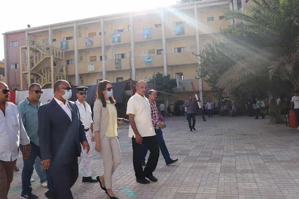 خلال جولتها بأحياء العمرانية والطالبية .. عبد الحليم ترد على استفسارات المواطنين بشأن طلبات التصالح