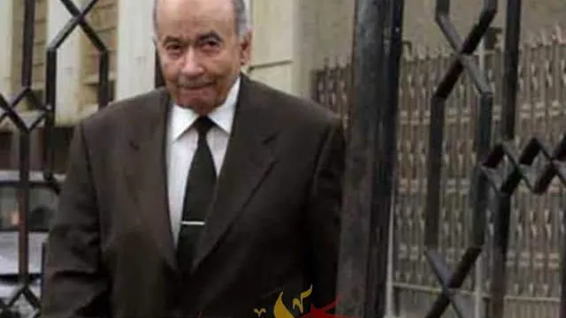 عقب وفاتة .. أهالي قرية يوسف والي يتجمعون أمام منزله بالعجوزة لنقله إلى مسقط رأسه بالفيوم