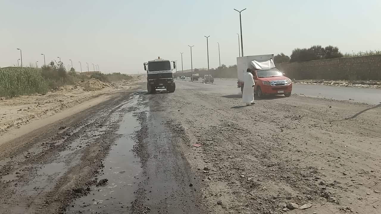على نفقته الخاصة..الفارسي يقوم بتجريد طريق الأوتوستراد ووضع طبقة من السن لعلاج التصدعات والمرتفعات