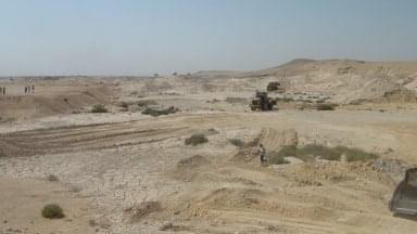 بحضور الشهابى وعبدالله وقيادات وزارة الرى رفع التراكمات من حوض ترسيب مخر سيل الديسمى بجبل الصف