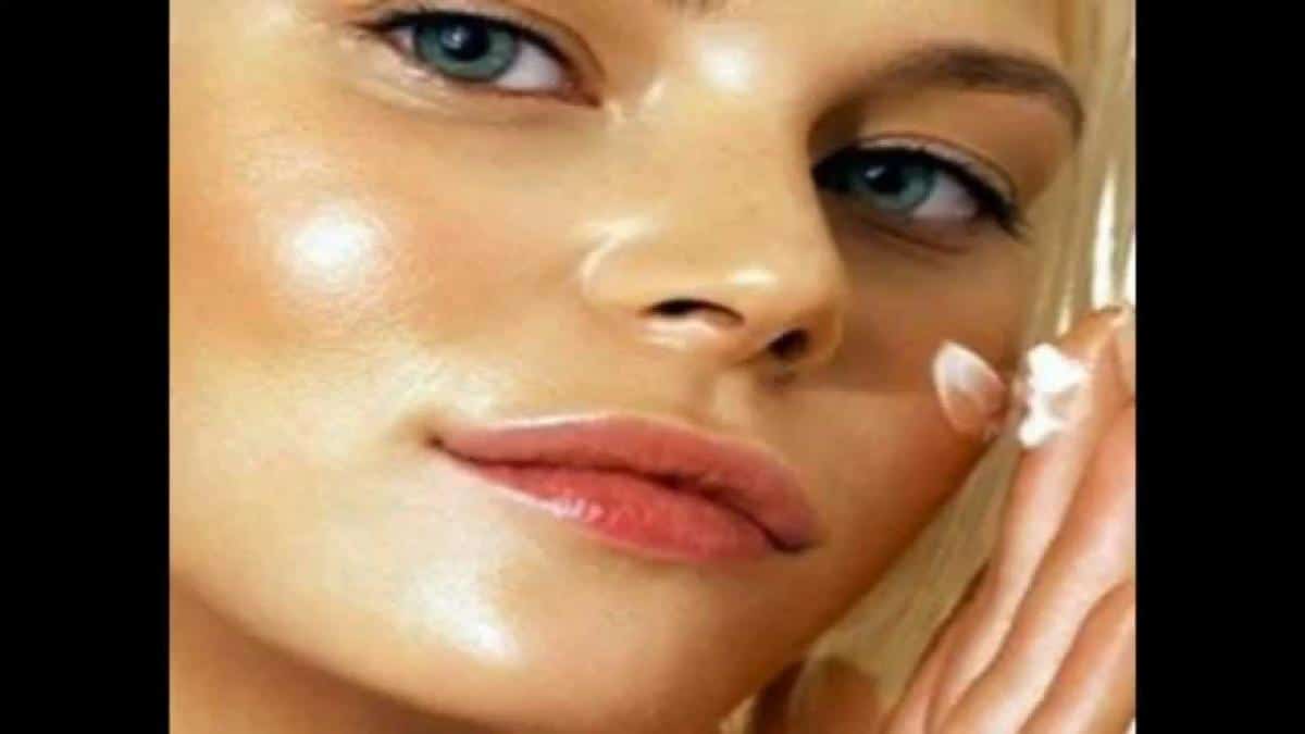 لصاحبات البشرة الدهنية .. هذه الأنواع من مستحضرات التجميل ضارة بكم