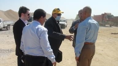 بحضور الشهابى وعبدالله وقيادات وزارة الرى رفع التراكمات من حوض ترسيب مخر سيل الديسمى بجبل الصف