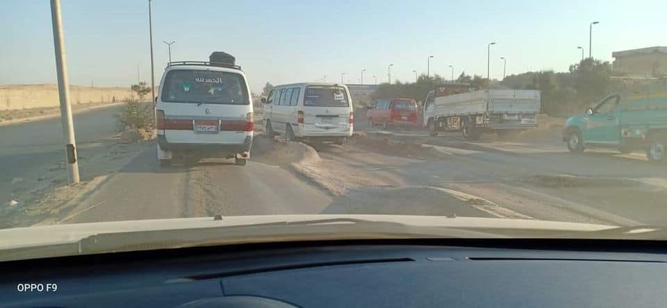 بالصور: تصدعات ومرتفعات بطريق الأوتوستيراد قبل كمين مايو تنذر بوقوع كارثة وسقوط ضحايا