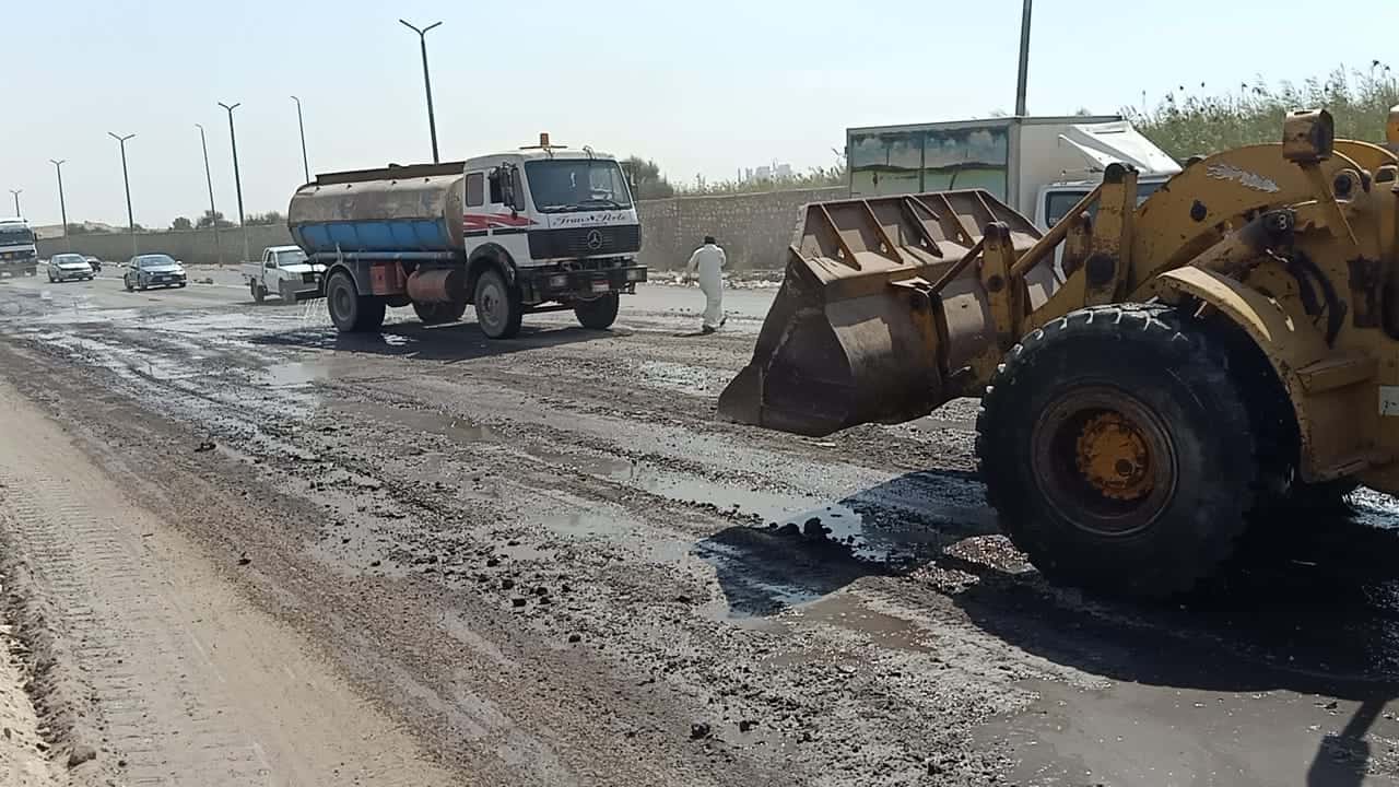 على نفقته الخاصة..الفارسي يقوم بتجريد طريق الأوتوستراد ووضع طبقة من السن لعلاج التصدعات والمرتفعات