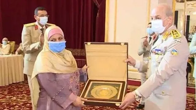 شاهد بالفيديو .. تكريم سيدة القطار وجندى القوات المسلحة من قبل وزير الدفاع