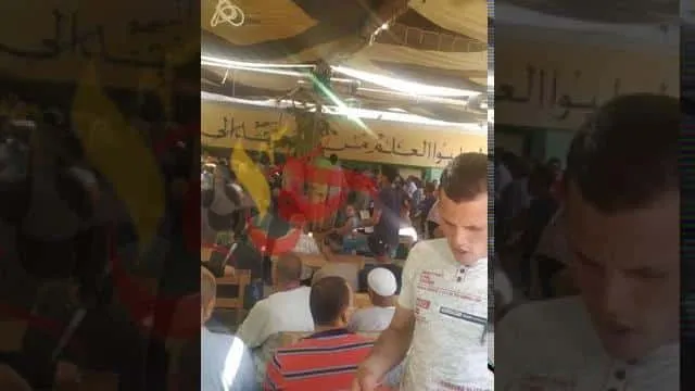 شاهد بالفيديو .. إعتلاء المواطنين فوق بعضهم البعض لتقديم طلبات التصالح بالبدرشين مع غياب المسئولين للتنظيم