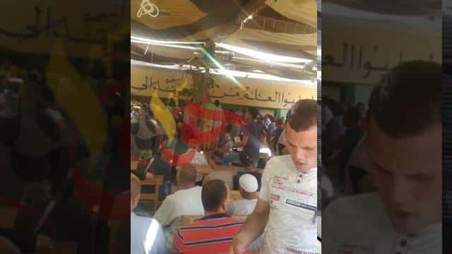 شاهد بالفيديو .. إعتلاء المواطنين فوق بعضهم البعض لتقديم طلبات التصالح بالبدرشين مع غياب المسئولين للتنظيم