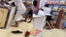 للمرة الثانية .. اعتداء كويتين على مقيم مصري بالضرب المبرح داخله عمله .. تعرف على التفاصيل