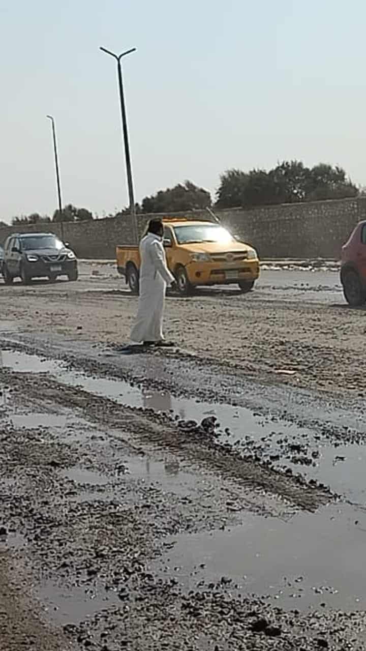 على نفقته الخاصة..الفارسي يقوم بتجريد طريق الأوتوستراد ووضع طبقة من السن لعلاج التصدعات والمرتفعات
