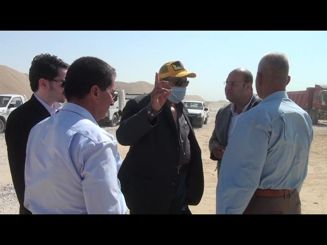 بحضور الشهابى وعبدالله وقيادات وزارة الرى رفع التراكمات من حوض ترسيب مخر سيل الديسمى بجبل الصف