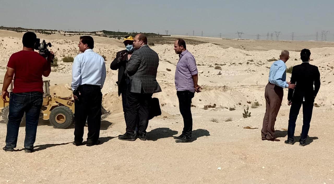 بحضور الشهابى وعبدالله وقيادات وزارة الرى رفع التراكمات من حوض ترسيب مخر سيل الديسمى بجبل الصف