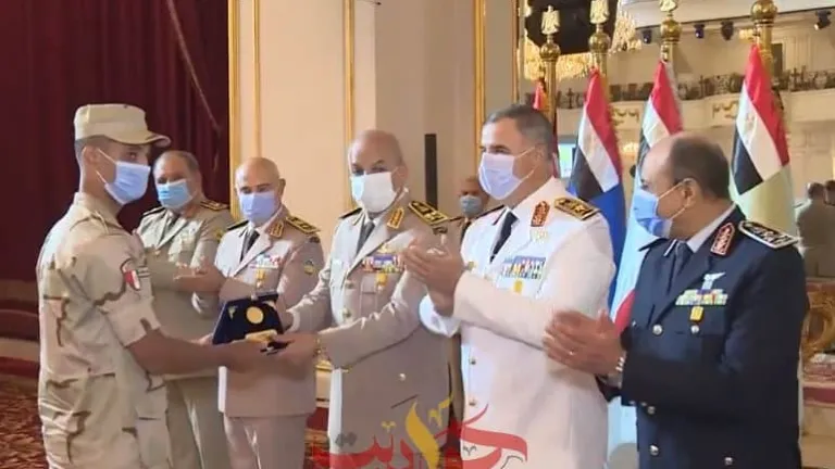 لإنضباطه أخلاقياً .. وزير الدفاع يكرم مجند واقعة القطار ويشيد به كنموذج للجندى المصرى