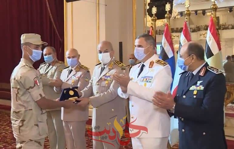 لإنضباطه أخلاقياً .. وزير الدفاع يكرم مجند واقعة القطار ويشيد به كنموذج للجندى المصرى