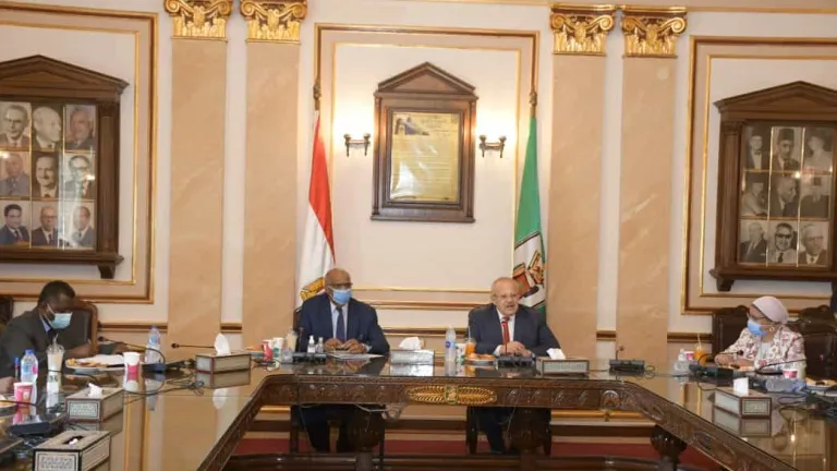 لبحث عودة فرع الخرطوم .. رئيس جامعة القاهرة يستقبل السفير السوداني بالقاهرة