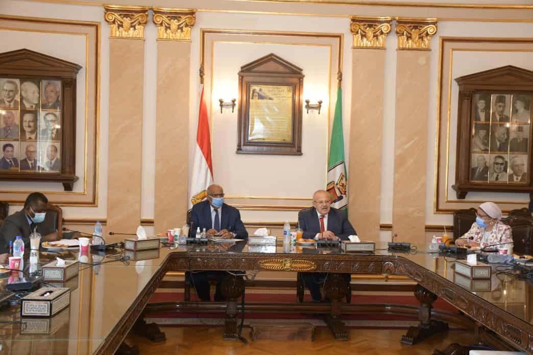 لبحث عودة فرع الخرطوم .. رئيس جامعة القاهرة يستقبل السفير السوداني بالقاهرة