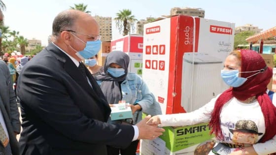 محافظ القاهرة يسلم  ٥٠ عروسة أجهزة كهربائية و مد ٢٥٠ ألف طالب بالزى المدرس أكتوبر القادم