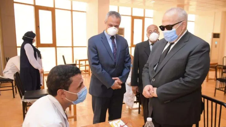 بالصور .. الخشت يتفقد امتحانات الدراسات العليا بمعهد الأورام بالشيخ زايد