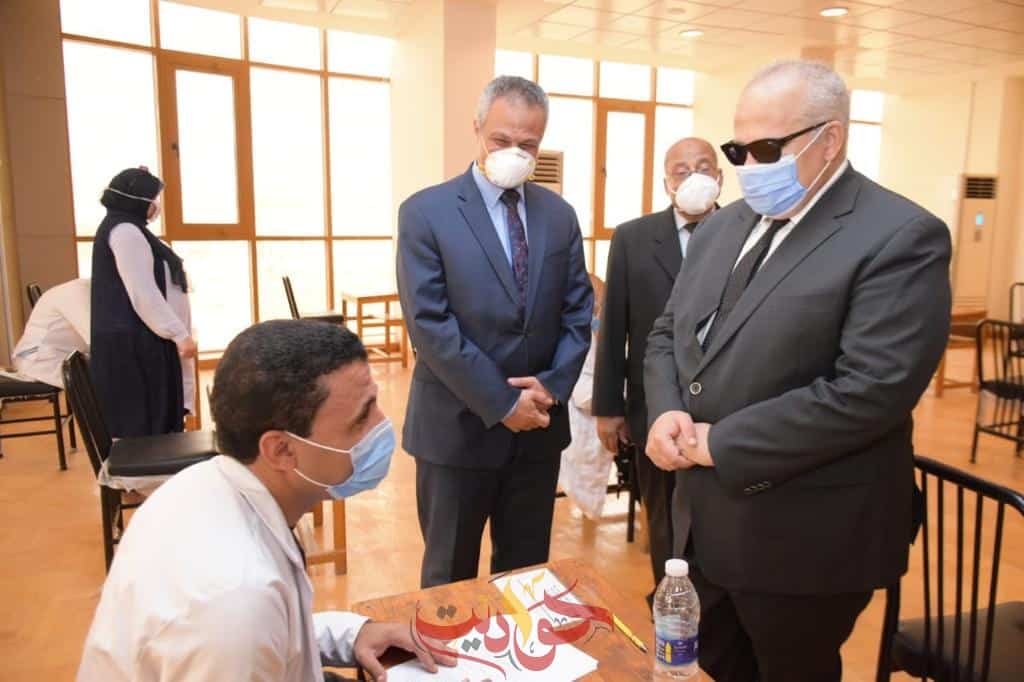بالصور .. الخشت يتفقد امتحانات الدراسات العليا بمعهد الأورام بالشيخ زايد