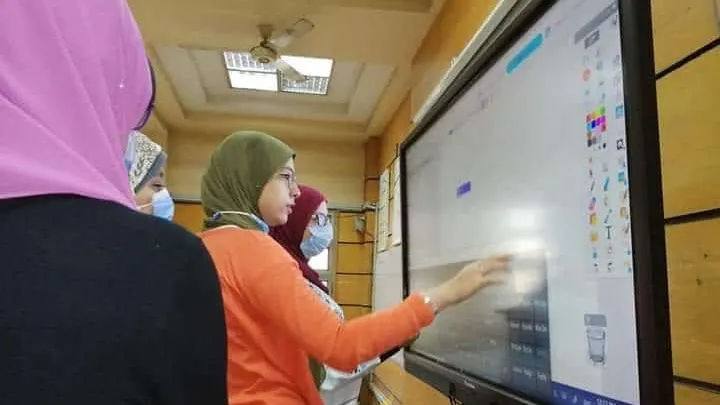 لتطوير الأداء المهنى .. جامعة القاهرة: تدرب أعضاء هيئة التدريس على استخدام الشاشات التفاعلية